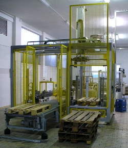 Pallettizzatore cartesiano Solaut inserito in isola di confezionamento 
			reparto imbottigliamento latte
