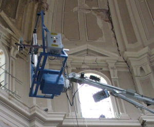 Robot de construccin trabajando dentro de la cpula de la baslica de San Bernardino en L'Aquila, daada por el terremoto de 2009.